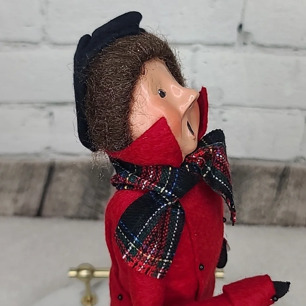 Byers' Choice Carolers '87 Handcrafted Adult Caroler Man w/Sheet Music Vintage